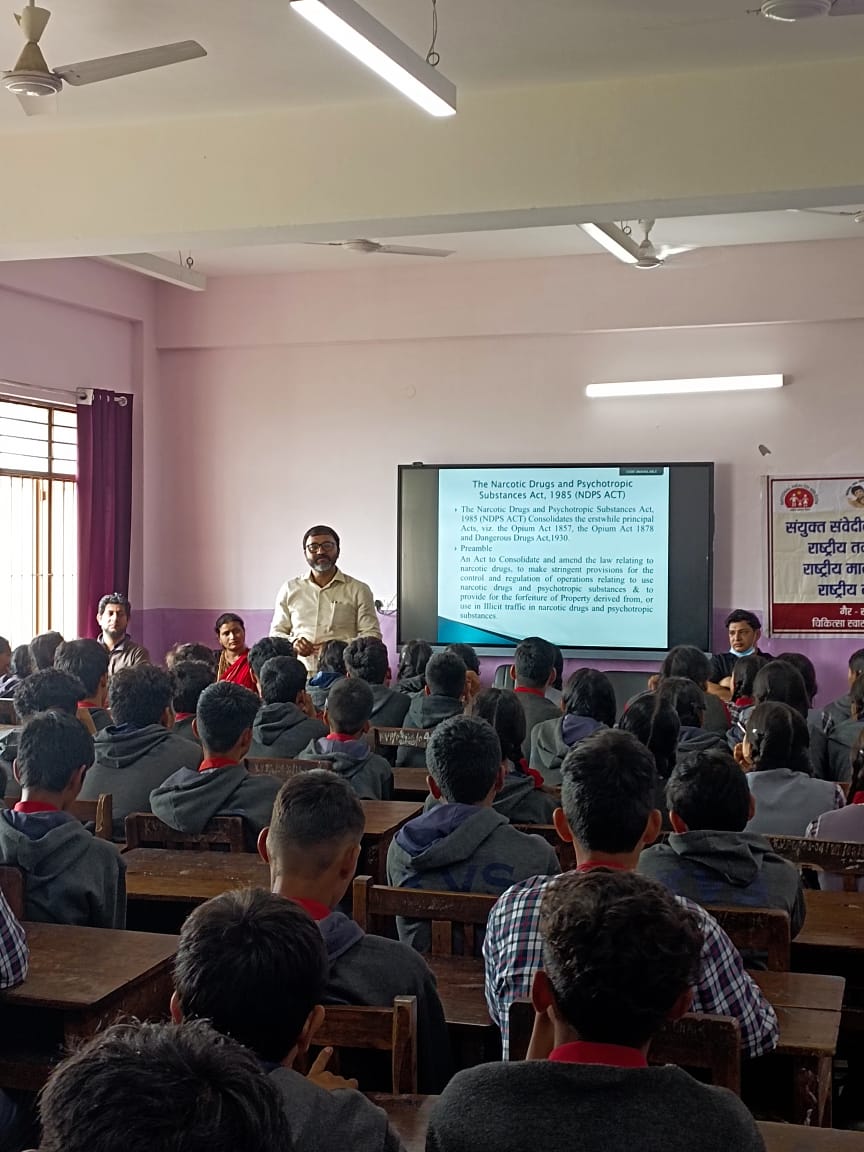 छात्र-छात्राओं को नशीली पदार्थ के बारे में जानकारी देते हुए डॉ आशीष छात्र-छात्राओं को नशीली पदार्थ के बारे में जानकारी देते हुए डॉ आशीष