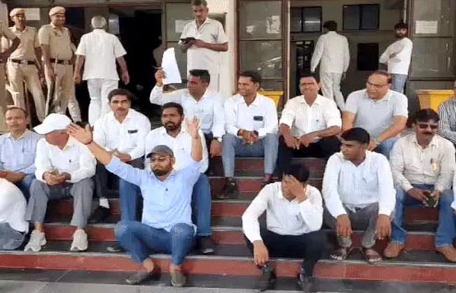 धरना-प्रदर्शन करते हुए वकील। धरना-प्रदर्शन करते हुए वकील।