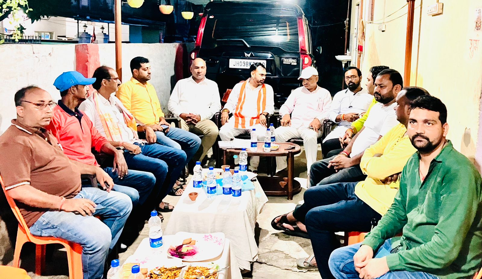 विस्थापितों की बैठक में मौजूद लोग विस्थापितों की बैठक में मौजूद लोग