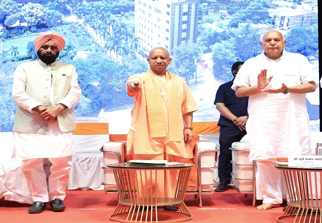 कार्यक्रम में शामिल हुए मुख्यमंत्री योगी, कृषि मंत्री सूर्य प्रता शाही, राज्यमंत्री दलदेव सिंह औलख कार्यक्रम में शामिल हुए मुख्यमंत्री योगी, कृषि मंत्री सूर्य प्रता शाही, राज्यमंत्री दलदेव सिंह औलख