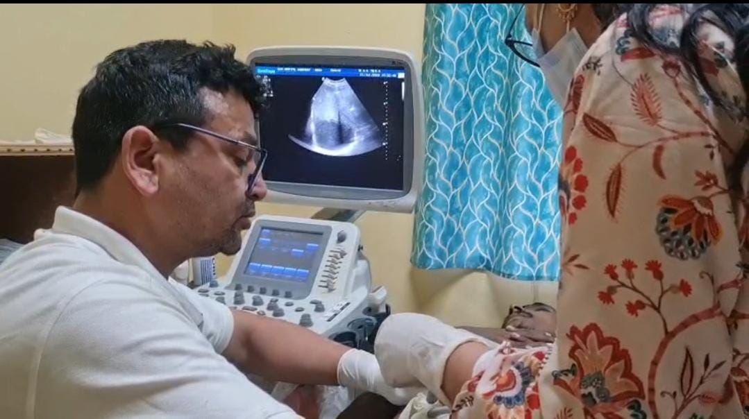 जिला चिकित्सालय में शल्य चिकित्सा करते डॉक्टर जिला चिकित्सालय में शल्य चिकित्सा करते डॉक्टर