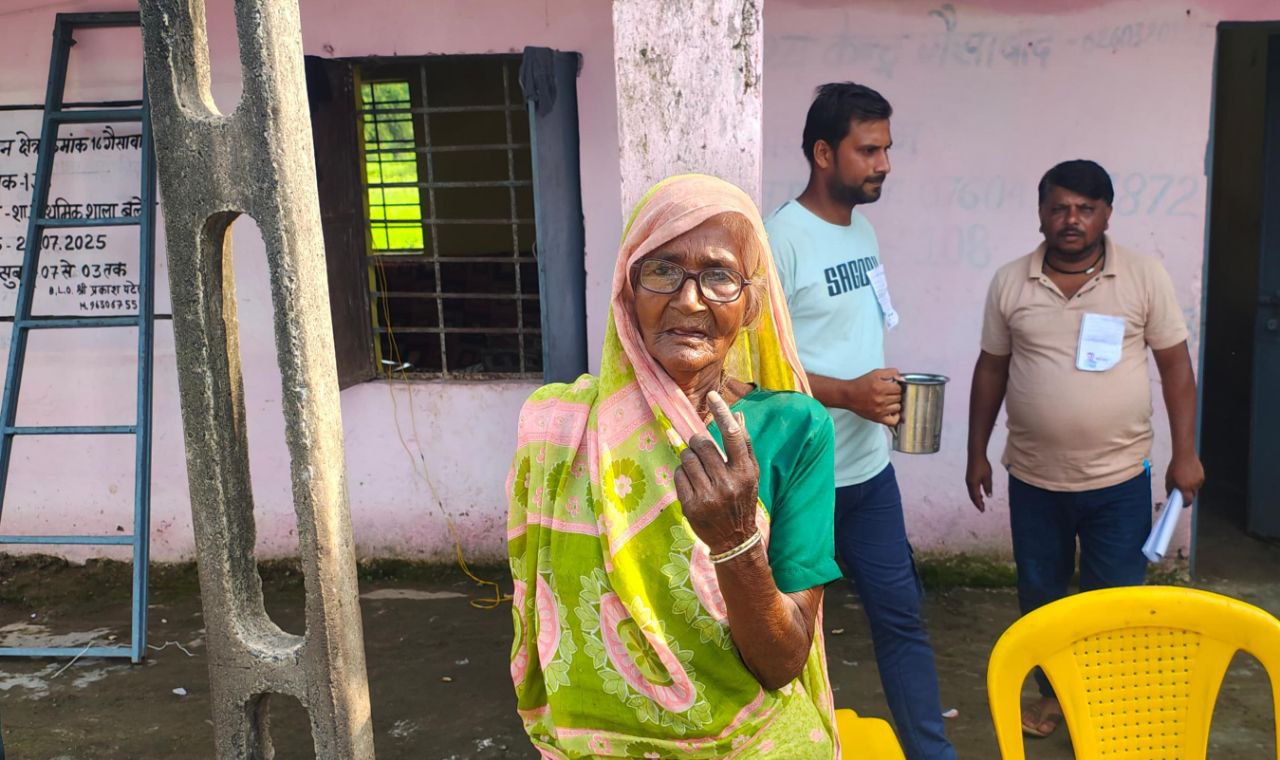 दमोह-पेपर लेस चुनाव को लेकर मतदाताओं में उत्साह हटा के गैसाबाद में मतदान जारी दमोह-पेपर लेस चुनाव को लेकर मतदाताओं में उत्साह हटा के गैसाबाद में मतदान जारी