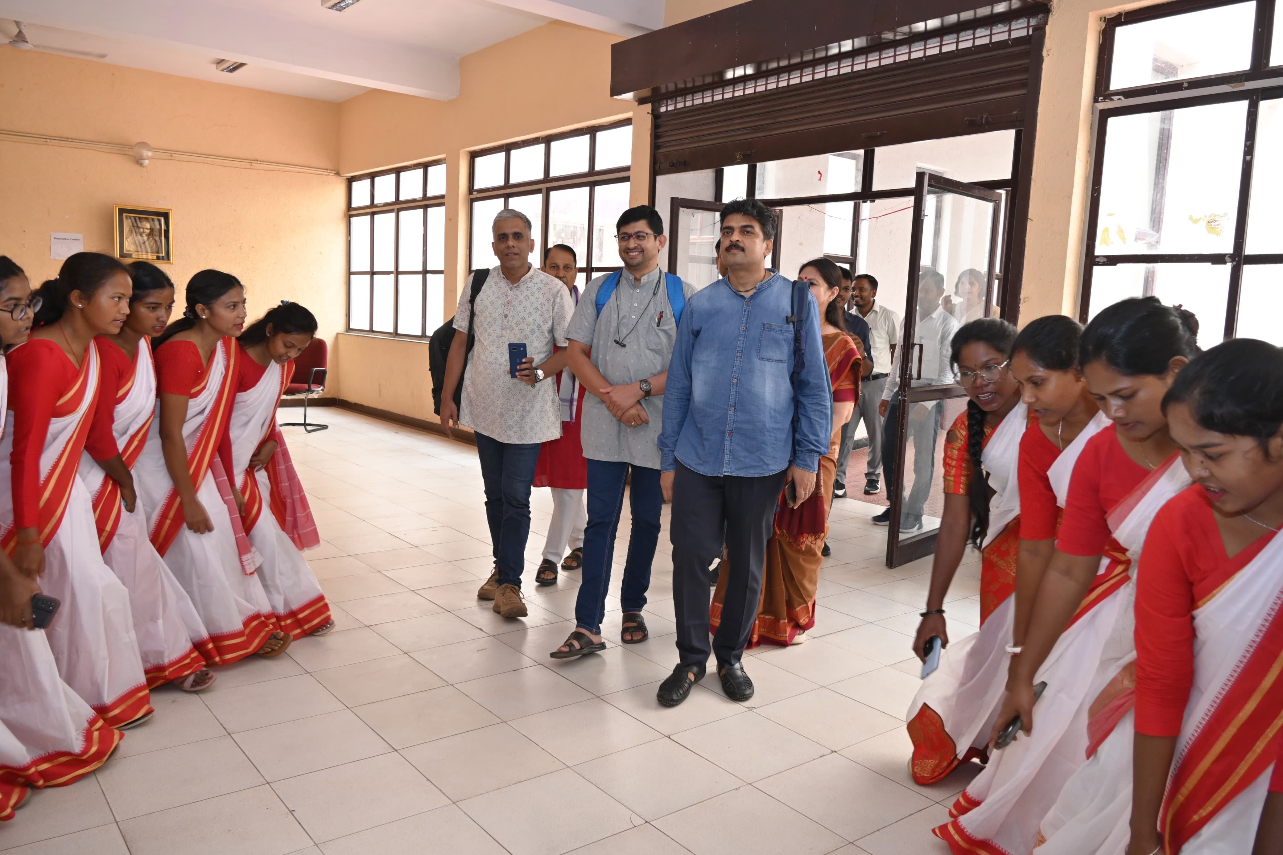 रांची विवि में अतिथियों का स्वागत करती छात्राएं रांची विवि में अतिथियों का स्वागत करती छात्राएं