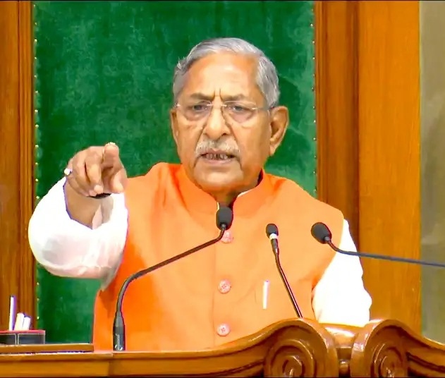 विधानसभा अध्यक्ष विपक्षी दलों को समझाते हुए सदन में विधानसभा अध्यक्ष विपक्षी दलों को समझाते हुए सदन में
