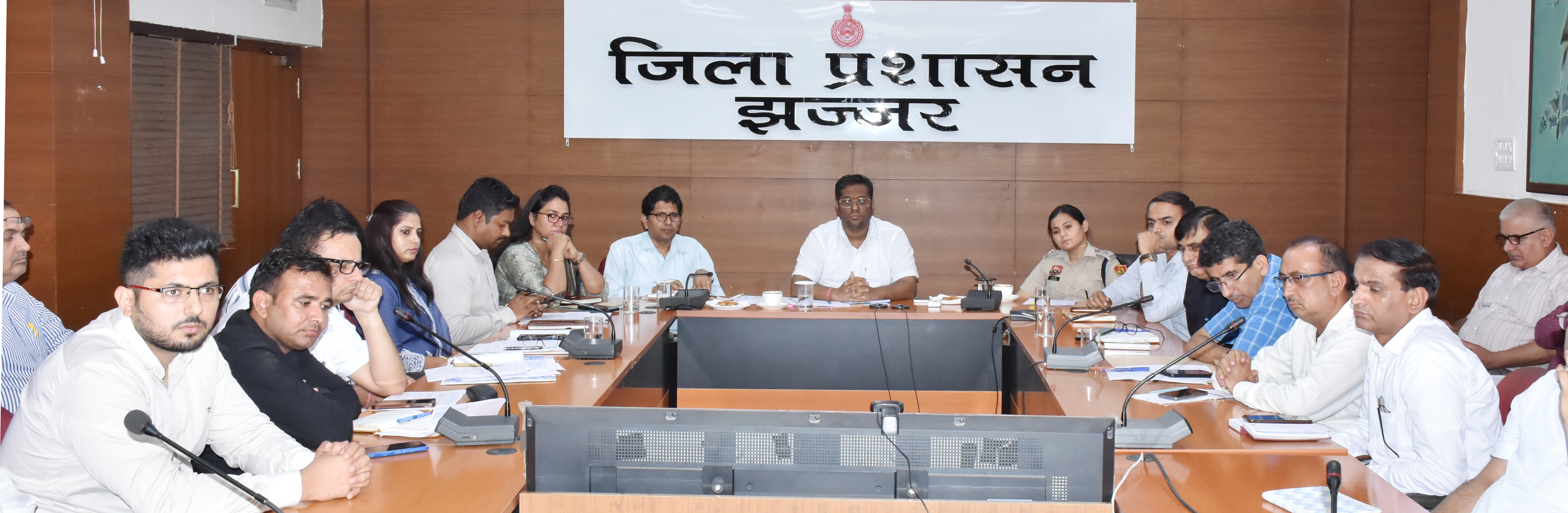 झज्जर में सीईटी की तैयारियों के लिए अधिकारियों को निर्देश देते डीसी स्वप्निल रविंद्र पाटिल। झज्जर में सीईटी की तैयारियों के लिए अधिकारियों को निर्देश देते डीसी स्वप्निल रविंद्र पाटिल।