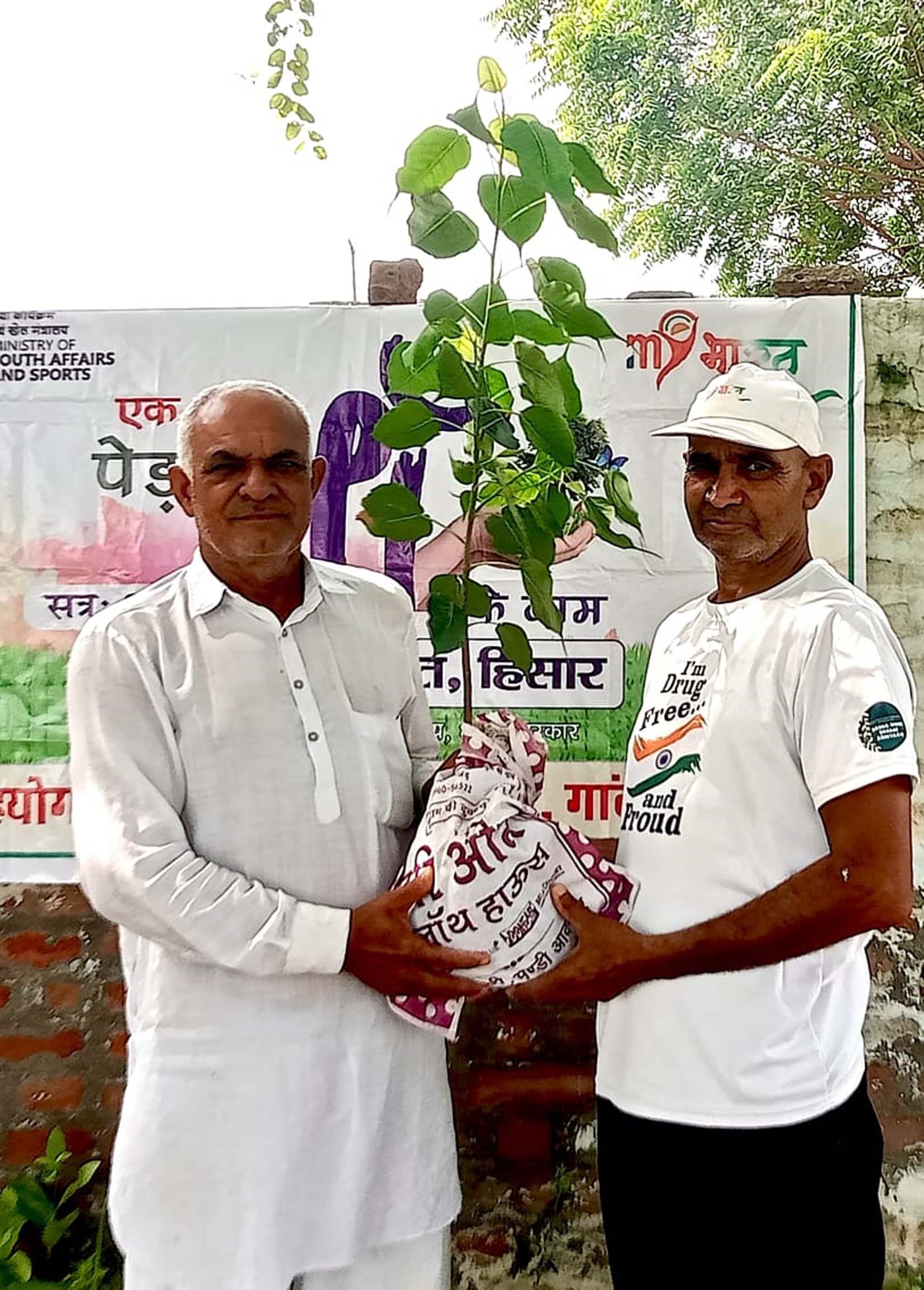 पौधरोपण के दौरान पौधे वितरित करते क्लब प्रधान कपूर सिंह। पौधरोपण के दौरान पौधे वितरित करते क्लब प्रधान कपूर सिंह।
