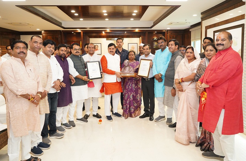 मुख्यमंत्री डॉ. यादव से मिली भोपाल की महापौर मालती राय, स्वच्छता ट्राफी और प्रशस्ति-पत्र सौपा मुख्यमंत्री डॉ. यादव से मिली भोपाल की महापौर मालती राय, स्वच्छता ट्राफी और प्रशस्ति-पत्र सौपा