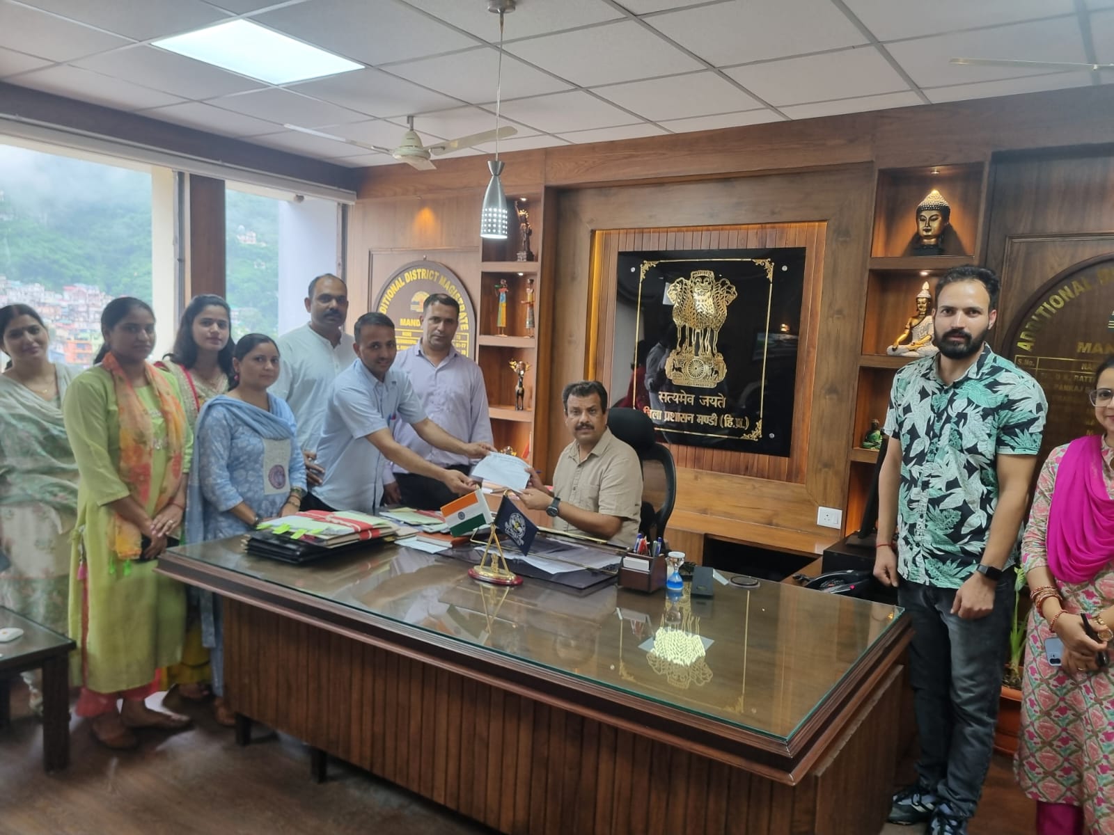 ज्ञापन सौंपते हुए पटवारी कानूनगो महासंघ के प्रधान एवं पदाधिकारी