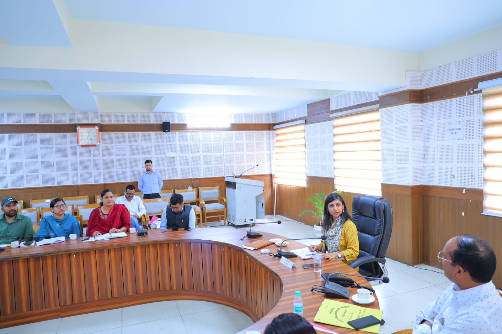 नगरों को स्वच्छ रखने को कूड़ा निस्तारण की बैठक लेती डीएम लेती