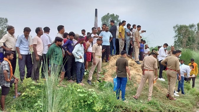 पानी भरे गड्ढे से शव निकालते पुलिसकर्मी और फॉरेंसिक टीम। पानी भरे गड्ढे से शव निकालते पुलिसकर्मी और फॉरेंसिक टीम।