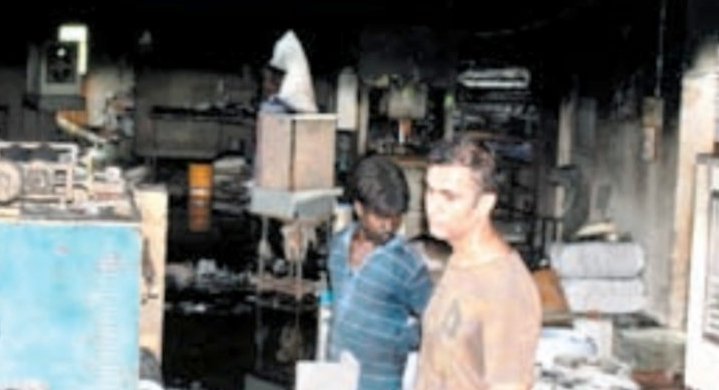 पॉली कंटेनर फैक्ट्री में लगी भीषण आग पॉली कंटेनर फैक्ट्री में लगी भीषण आग