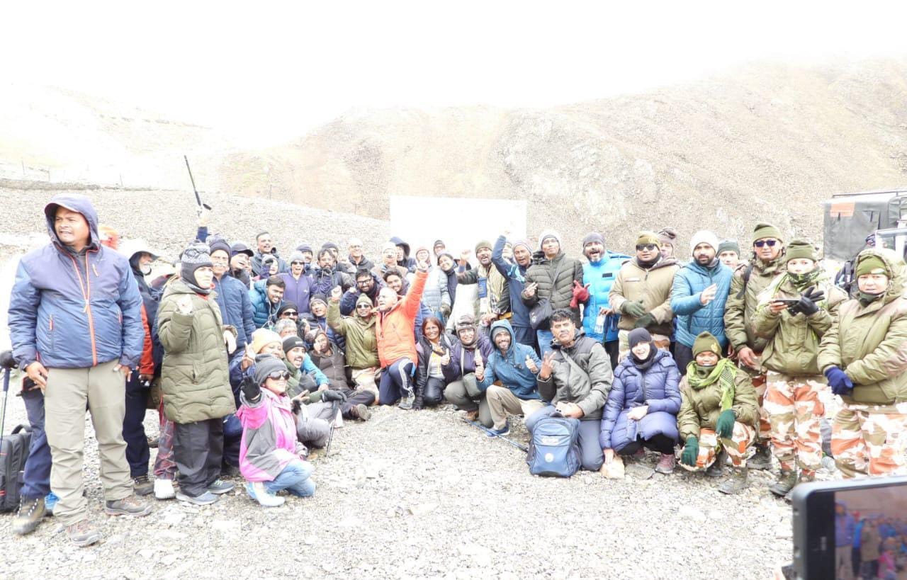 यात्री दल के साथ आईटीबीपी के जवान।