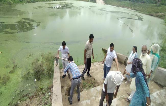 तालाब की सफाई करते ग्रामीण और अभियान के आयोजक। तालाब की सफाई करते ग्रामीण और अभियान के आयोजक।