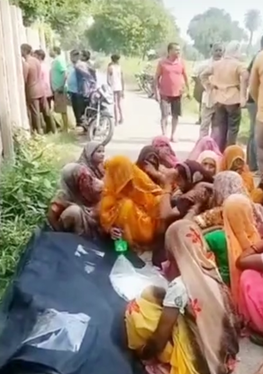 शव के पास बैठकर रोते बिलखते परिजन शव के पास बैठकर रोते बिलखते परिजन
