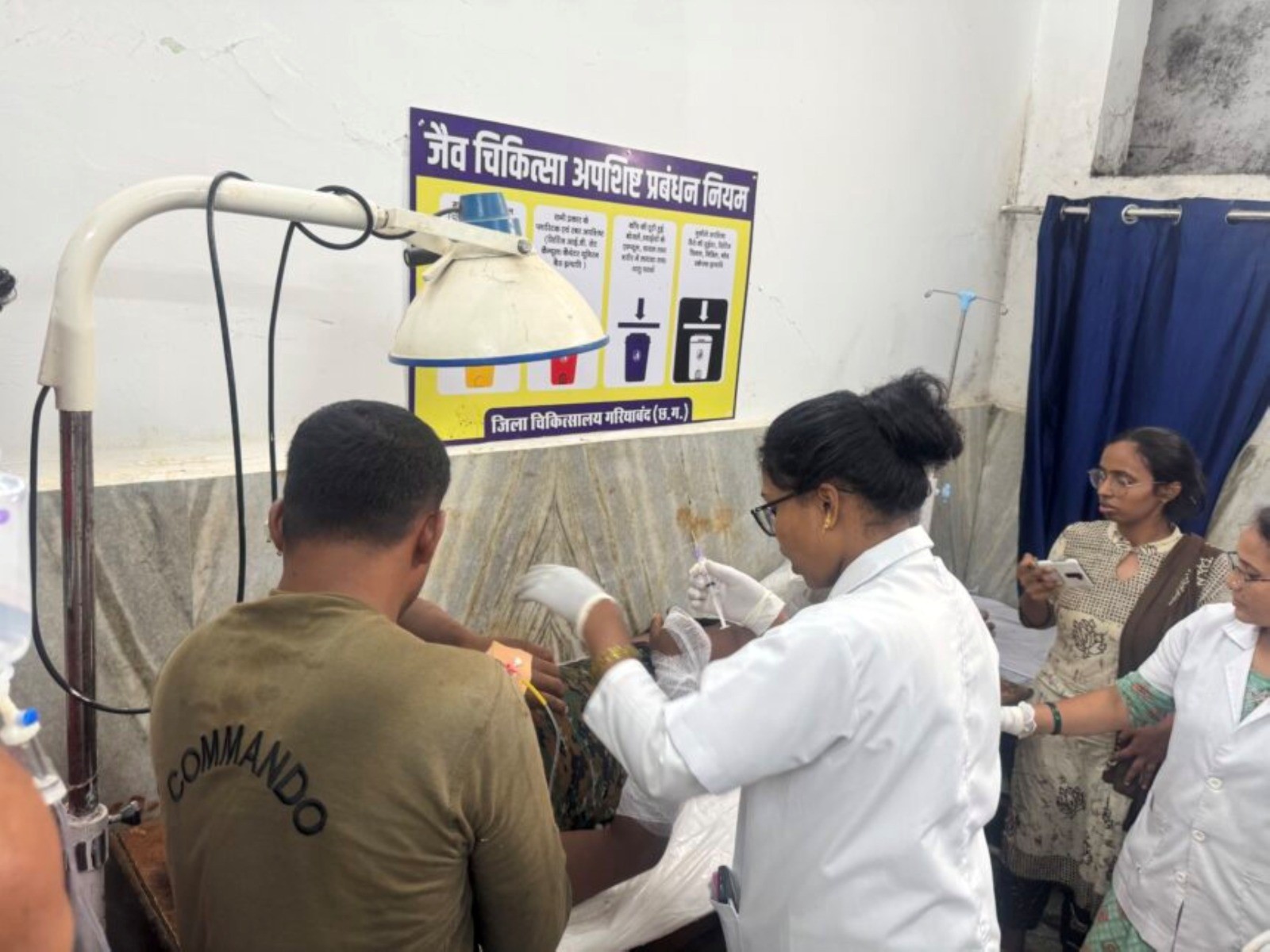 घायल जवानों का उपचार करते हुए स्वास्थ्य कर्मचारी। घायल जवानों का उपचार करते हुए स्वास्थ्य कर्मचारी।
