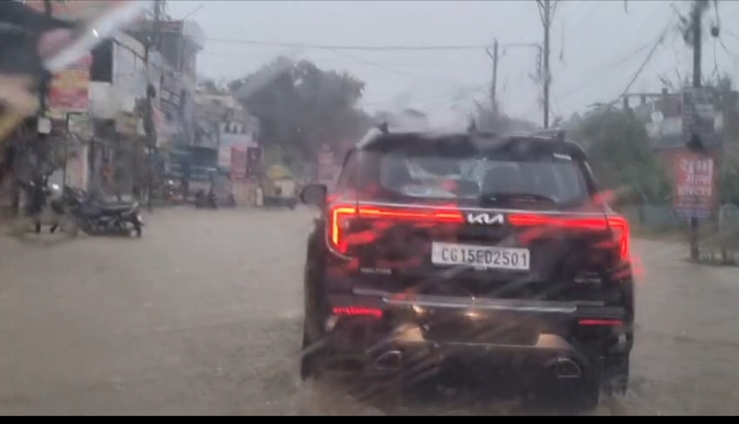 सड़के जलमग्न। सड़के जलमग्न।