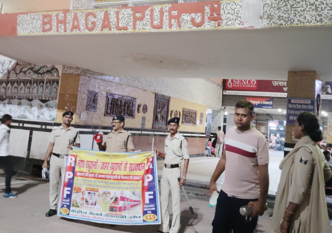 अभियान चलाते रेल पुलिस अभियान चलाते रेल पुलिस