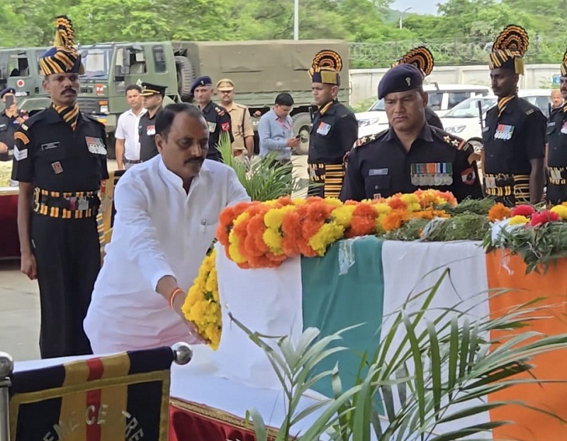 शहीद हरिओम को श्रद्धांजलि अर्पित करते हुए मंत्री राकेश शुक्ला शहीद हरिओम को श्रद्धांजलि अर्पित करते हुए मंत्री राकेश शुक्ला