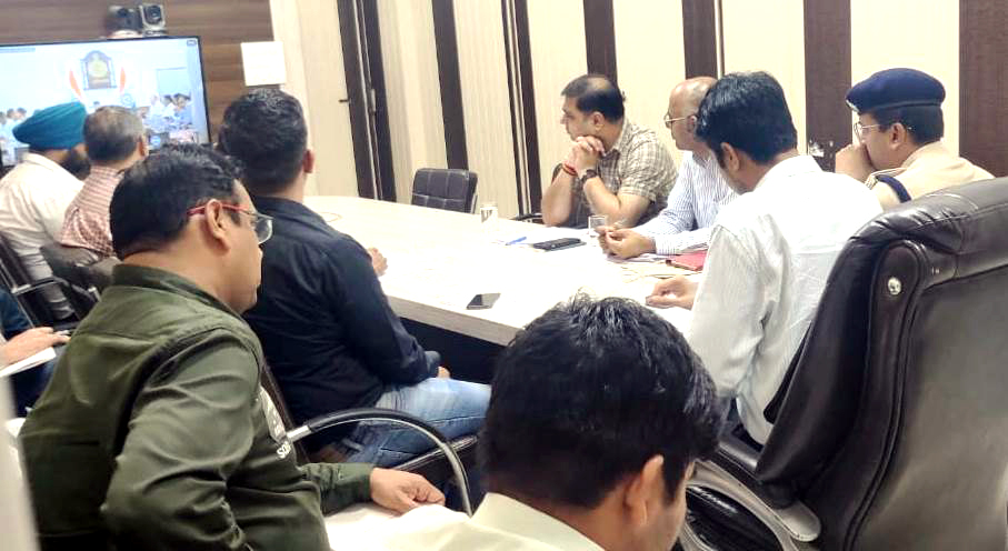 वीडियो कांफ्रेसिंग में मौजूद उपायुक्त व अन्य अधिकारी। वीडियो कांफ्रेसिंग में मौजूद उपायुक्त व अन्य अधिकारी।