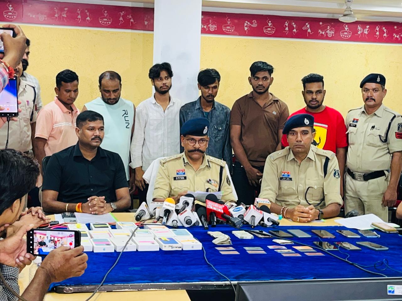 देश भर में घूम-घूम कर बाजारों से मोबाइल फोन चोरी कर, रकम ट्रांसफर करने वाले झारखण्ड के छह आरोपित गिरफ्तार देश भर में घूम-घूम कर बाजारों से मोबाइल फोन चोरी कर, रकम ट्रांसफर करने वाले झारखण्ड के छह आरोपित गिरफ्तार