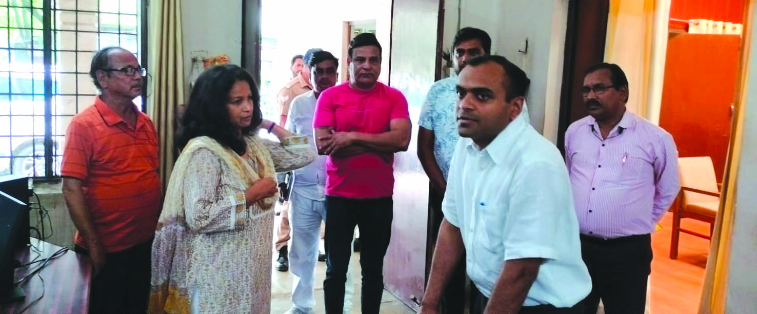 निरीक्षण करते डीएम मयूर दीक्षित