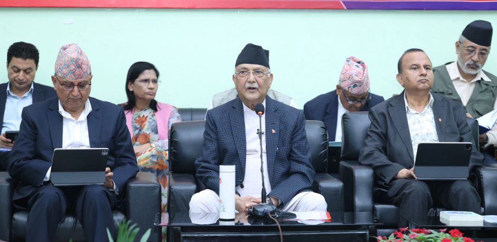 पार्टी बैठक को संबोधित करते ओली पार्टी बैठक को संबोधित करते ओली