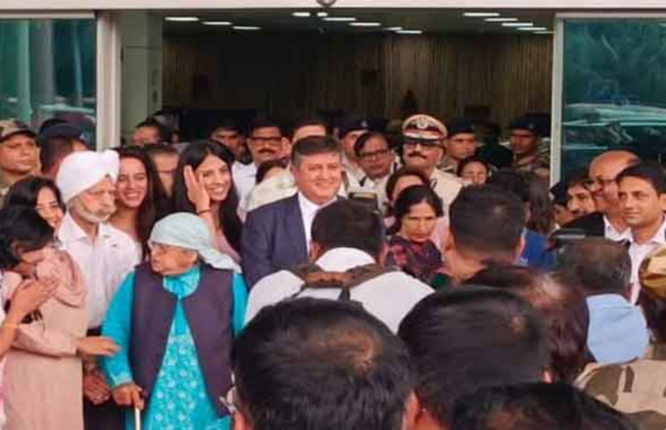 एयरपोर्ट पर पहुंचे जस्टिस की तस्वीर एयरपोर्ट पर पहुंचे जस्टिस की तस्वीर