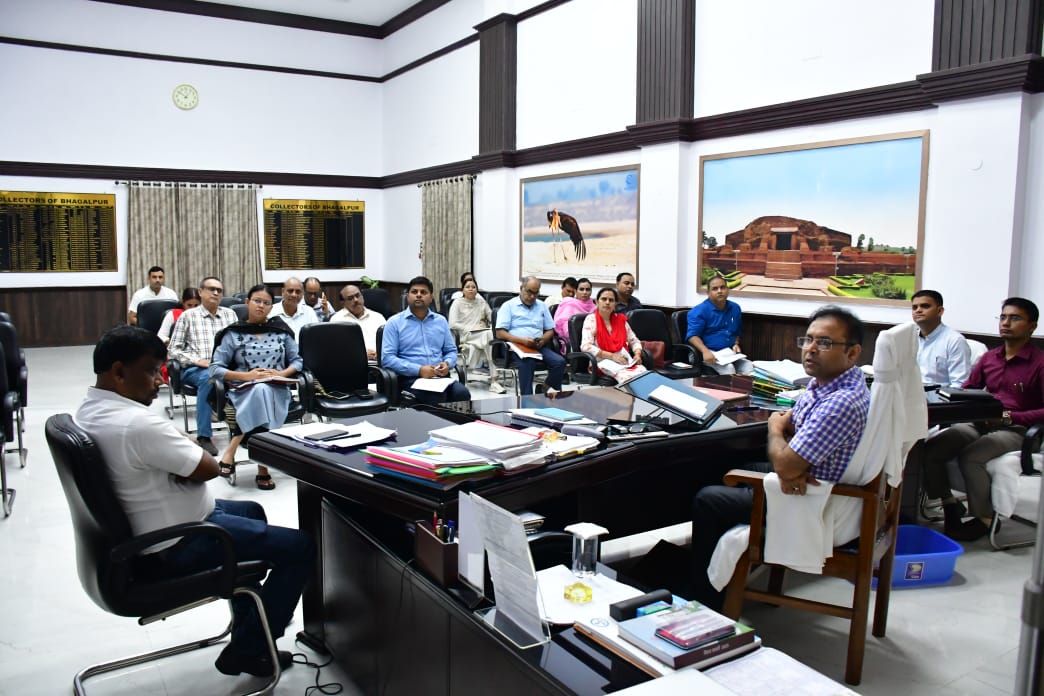 बैठक करते जिलाधिकारी बैठक करते जिलाधिकारी