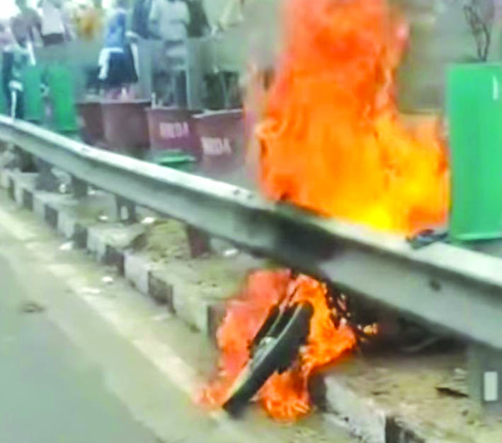 बाइक में लगी आग बाइक में लगी आग
