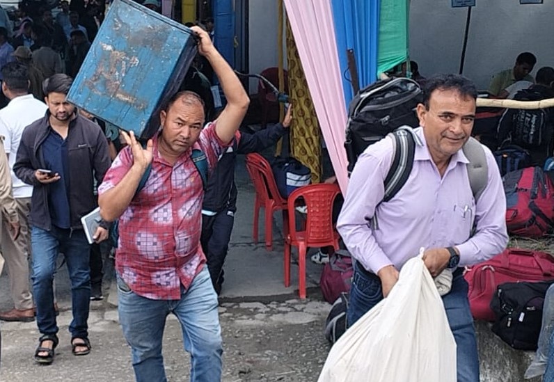 पोलिंग पार्टिंयां सामग्री के साथ मतदेय स्थलों को रवाना होते हुए। पोलिंग पार्टिंयां सामग्री के साथ मतदेय स्थलों को रवाना होते हुए।