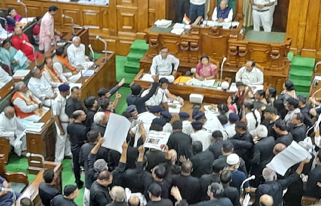 बिहार विधानसभा की कार्यवाही के दौरान विपक्षी सदस्य हंगामा करते हुए बिहार विधानसभा की कार्यवाही के दौरान विपक्षी सदस्य हंगामा करते हुए
