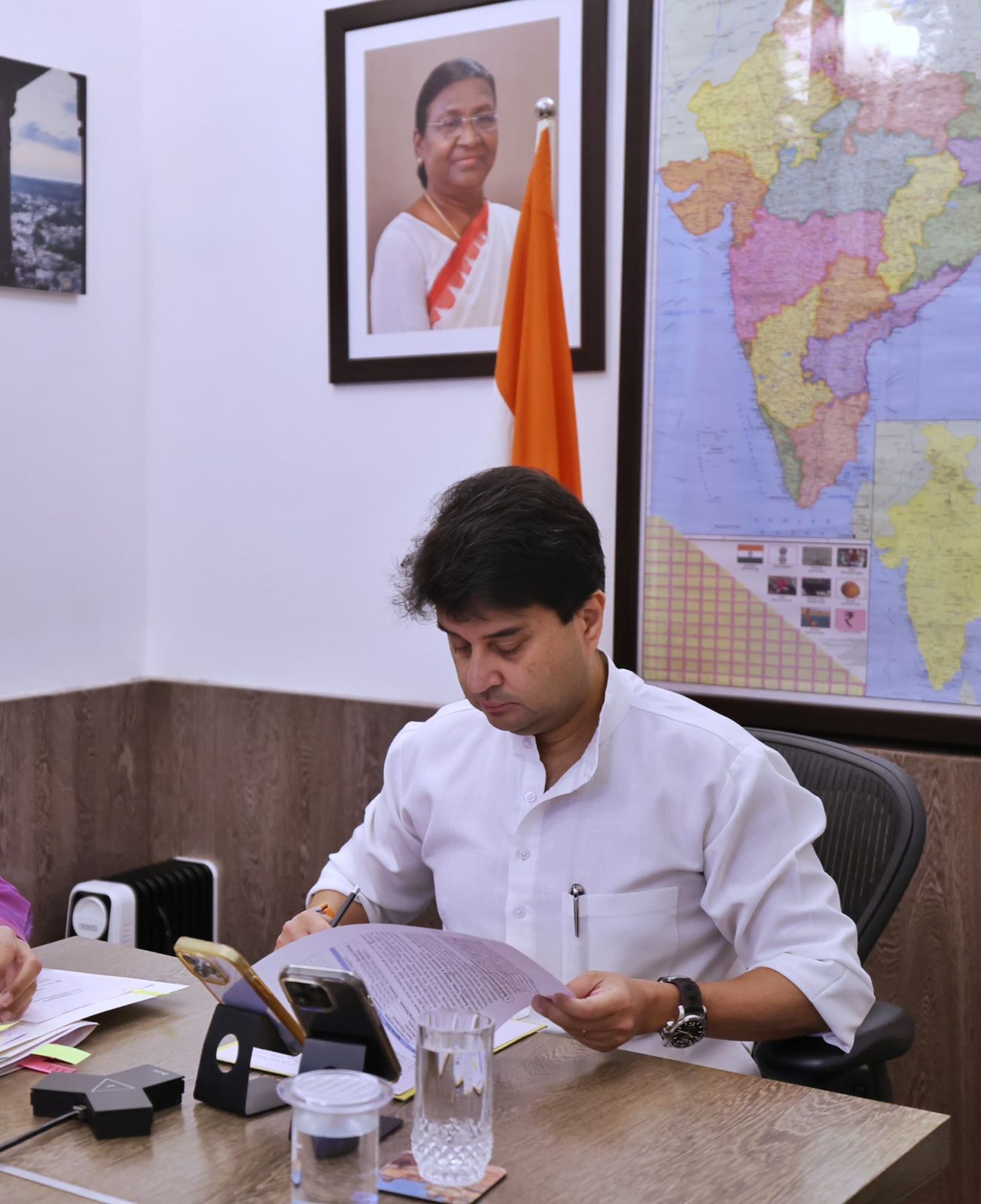 पूर्वोत्तर में हैंडलूम-हैंडीक्राफ्ट्स को सशक्त बनाने हेतु उच्च स्तरीय बैठक में केंद्रीय मंत्री ज्योतिरादित्य सिंधिया।