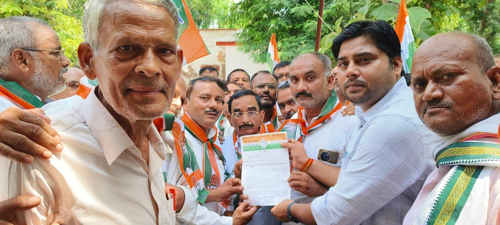 ज्ञापन देते हुए कांग्रेस पार्टी के नेता नेता