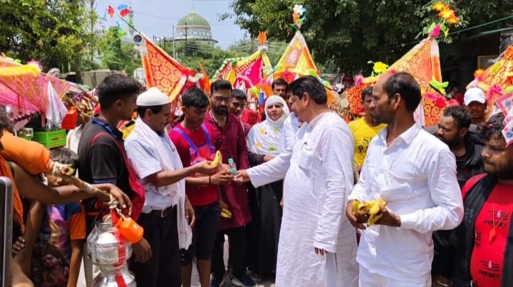 जनपद संभल में कांवड़ियों का स्वागत अभिनंदन करते मुस्लिम समाज के बंधु। जनपद संभल में कांवड़ियों का स्वागत अभिनंदन करते मुस्लिम समाज के बंधु।