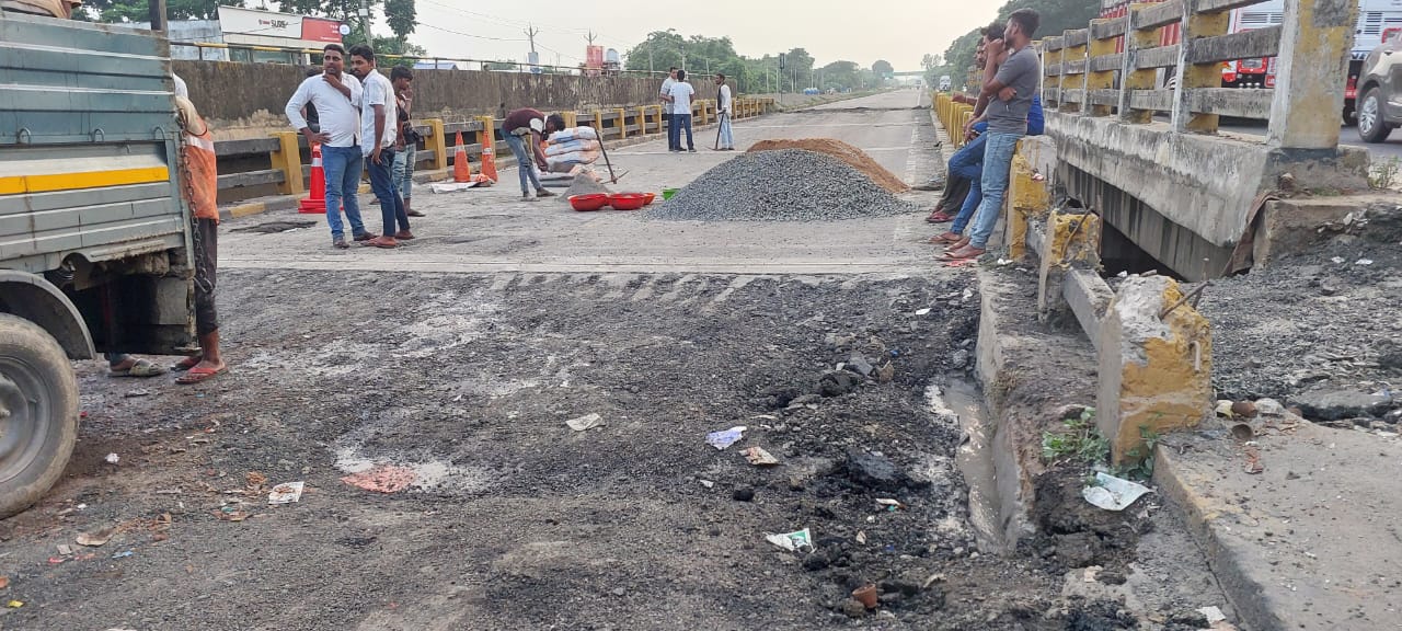 अररिया फोटो:सीताधार पुल पर कम होते