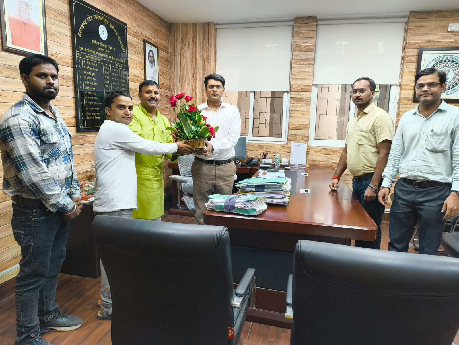 अनन्य मित्तल से मिलते संघ का प्रतिनिधिमंडल अनन्य मित्तल से मिलते संघ का प्रतिनिधिमंडल
