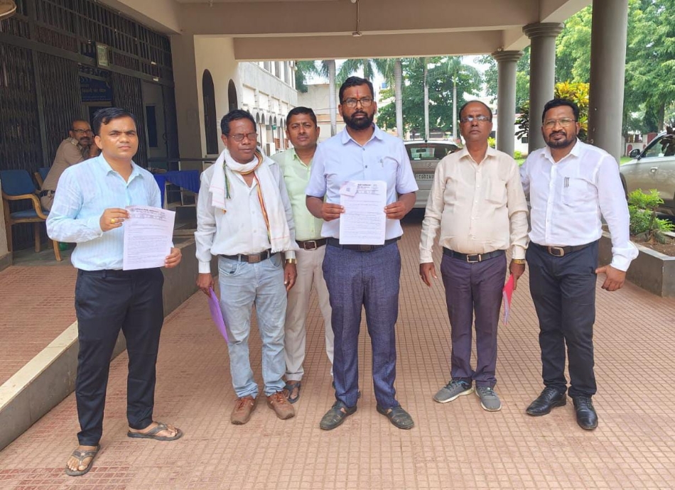 शिक्षक युक्तियुक्तकरण प्रक्रिया में त्रुटि की शिकायत लेकर कलेक्ट्रेट परिसर में टीचर्स एसोसिएशन के पदाधिकारी।