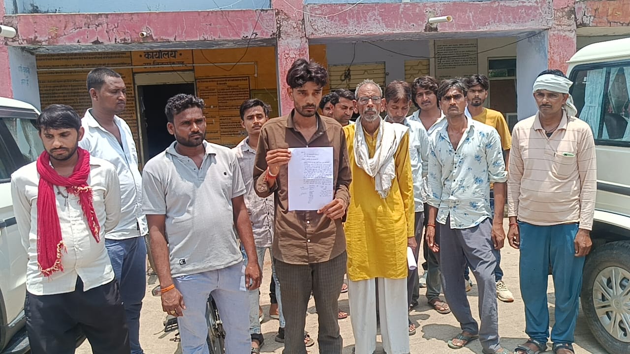 गोलगप्पे के दस रुपये मांगने पर दरोगा व सिपाही ने दुकानदार को पीटा गोलगप्पे के दस रुपये मांगने पर दरोगा व सिपाही ने दुकानदार को पीटा