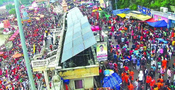 हरकी पैड़ी पर कांवडि़यों की भीड़ हरकी पैड़ी पर कांवडि़यों की भीड़
