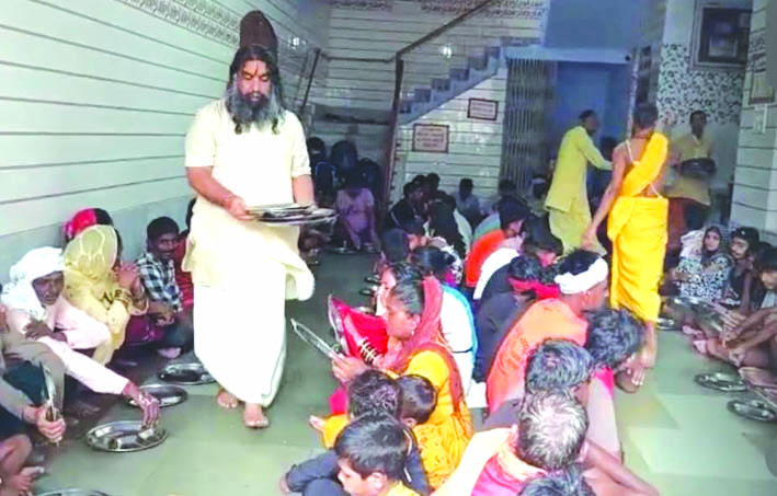 कांवडि़यों को भोजन विरित करते हुए कांवडि़यों को भोजन विरित करते हुए