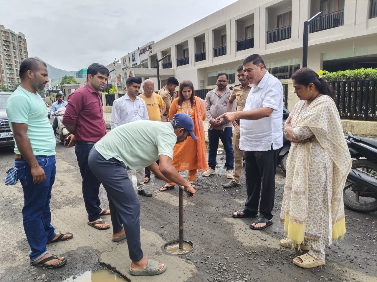 जलापूर्ति का निरीक्षण करते हुए विधायक राजन नाइक। जलापूर्ति का निरीक्षण करते हुए विधायक राजन नाइक।