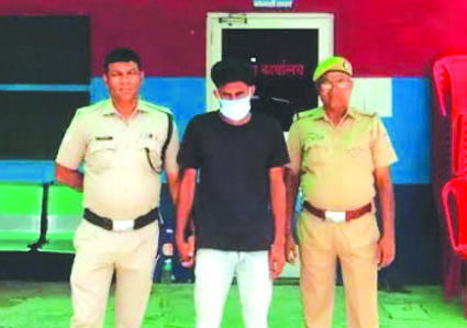 पुलिस गिरफ्त में आरोपित पुलिस गिरफ्त में आरोपित