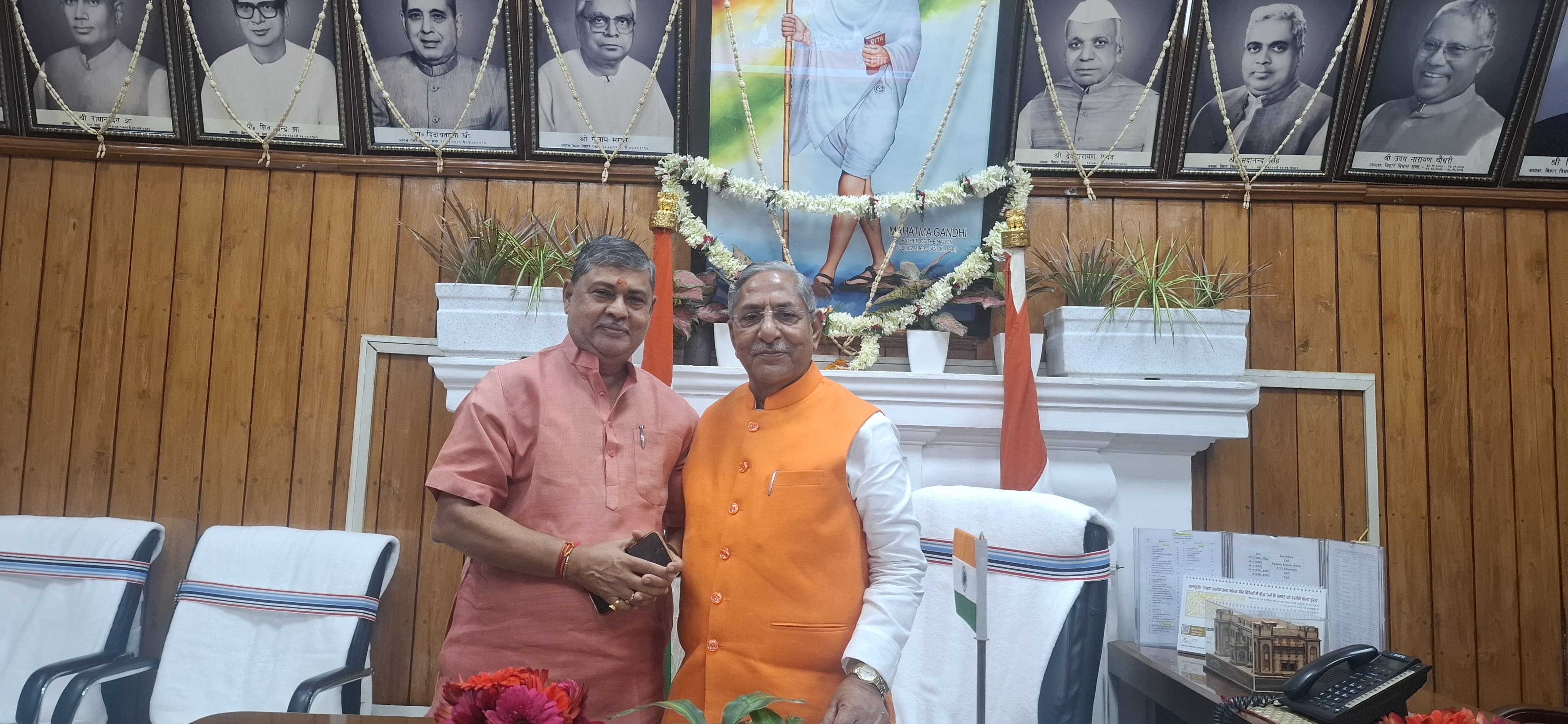 विधानसभा अध्यक्ष से मिलते विजय खेमका विधानसभा अध्यक्ष से मिलते विजय खेमका