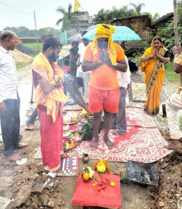 भूमि पूजन करते समिति अध्यक्ष भूमि पूजन करते समिति अध्यक्ष