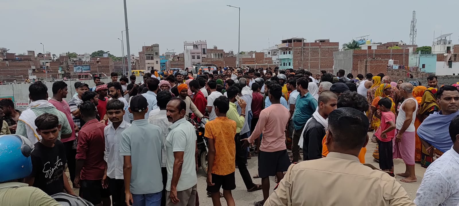 हादसे के बाद मौके पर पहुंची और भीड़। हादसे के बाद मौके पर पहुंची और भीड़।