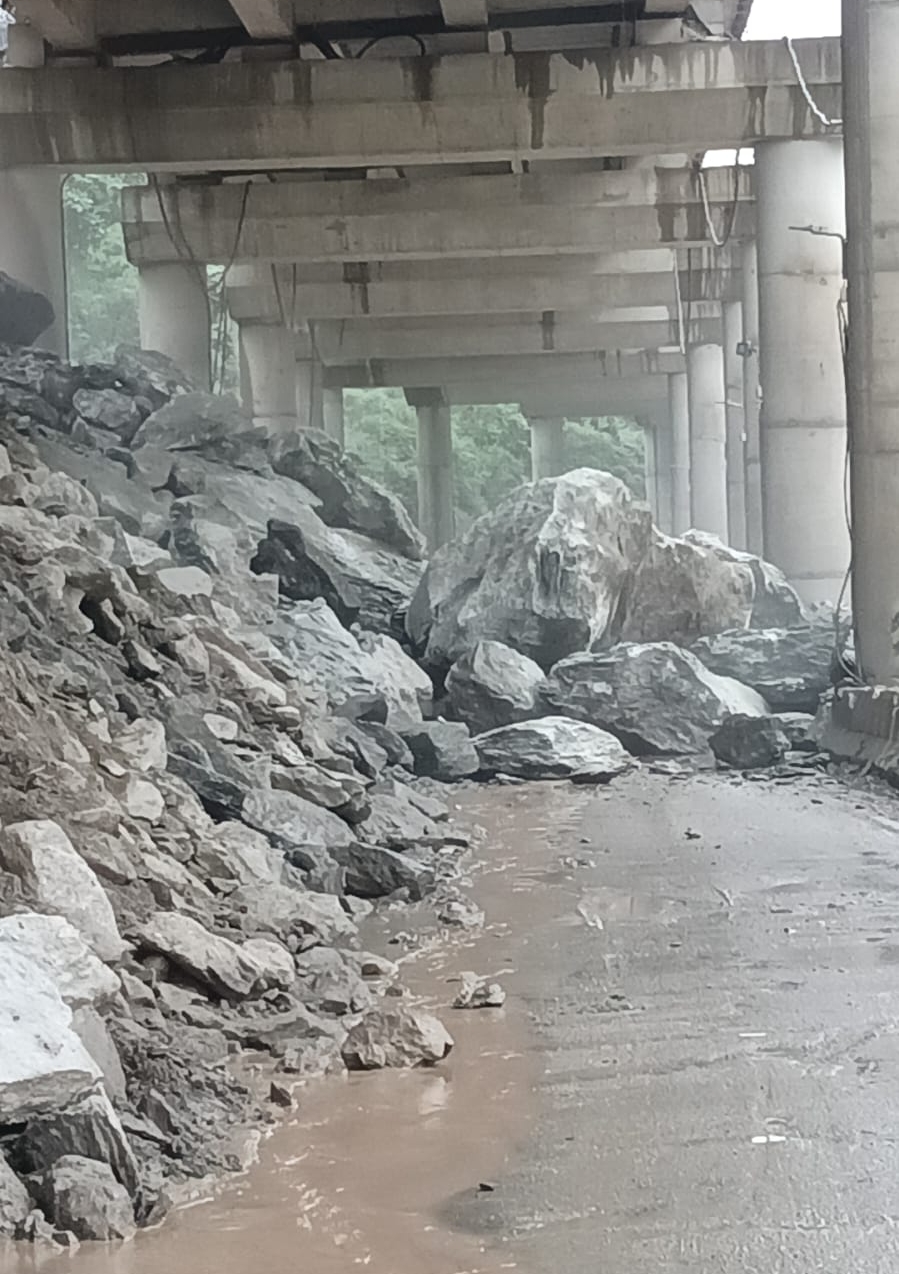 हाइवे पर भूस्खलन