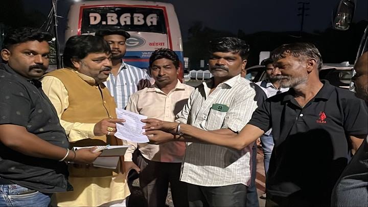 इंदौरः सार्वजनिक स्थान पर थूकने वालों पर सख्त कार्रवाई इंदौरः सार्वजनिक स्थान पर थूकने वालों पर सख्त कार्रवाई