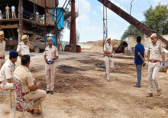 बीकानेर पुलिस ने 2 कराेड़ की जब्तशुदा अवैध मादक पदार्थों का किया नष्टीकरण बीकानेर पुलिस ने 2 कराेड़ की जब्तशुदा अवैध मादक पदार्थों का किया नष्टीकरण