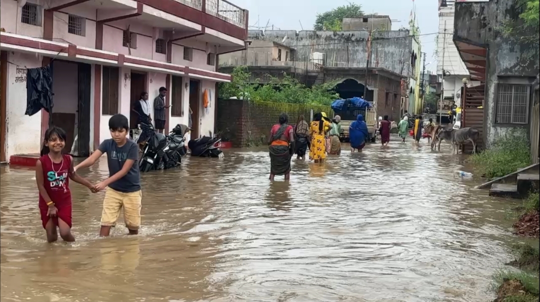 घरों में घुसा बारिश का पानी। घरों में घुसा बारिश का पानी।