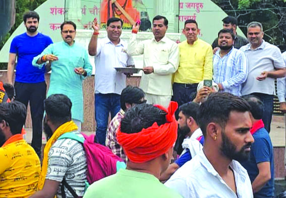 पुष्पवर्षा करते हुए पुष्पवर्षा करते हुए